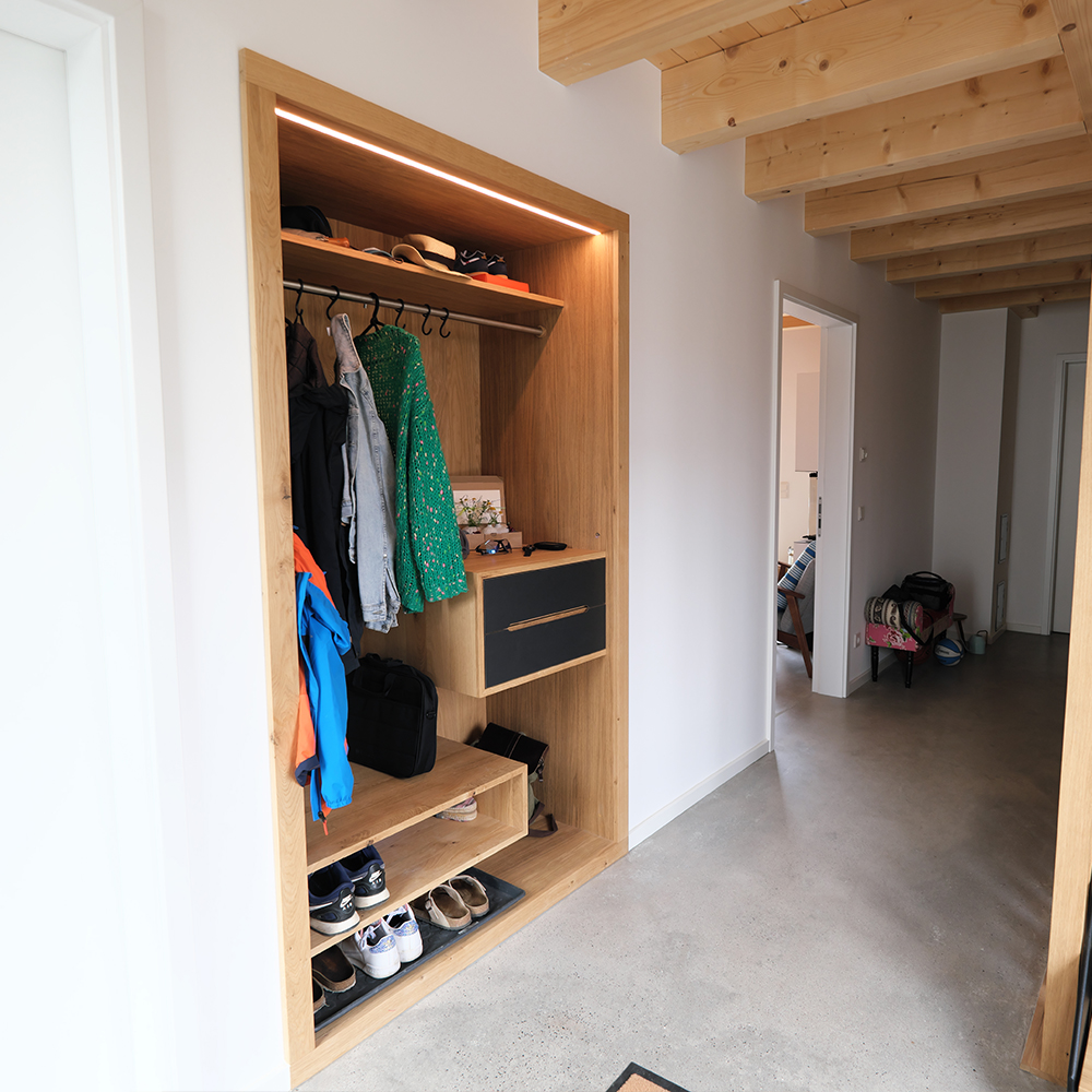 Garderobe in Nische
